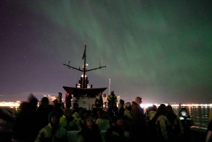 Reikiavik: Aurora Boreal Tour en barco guiado con fotos