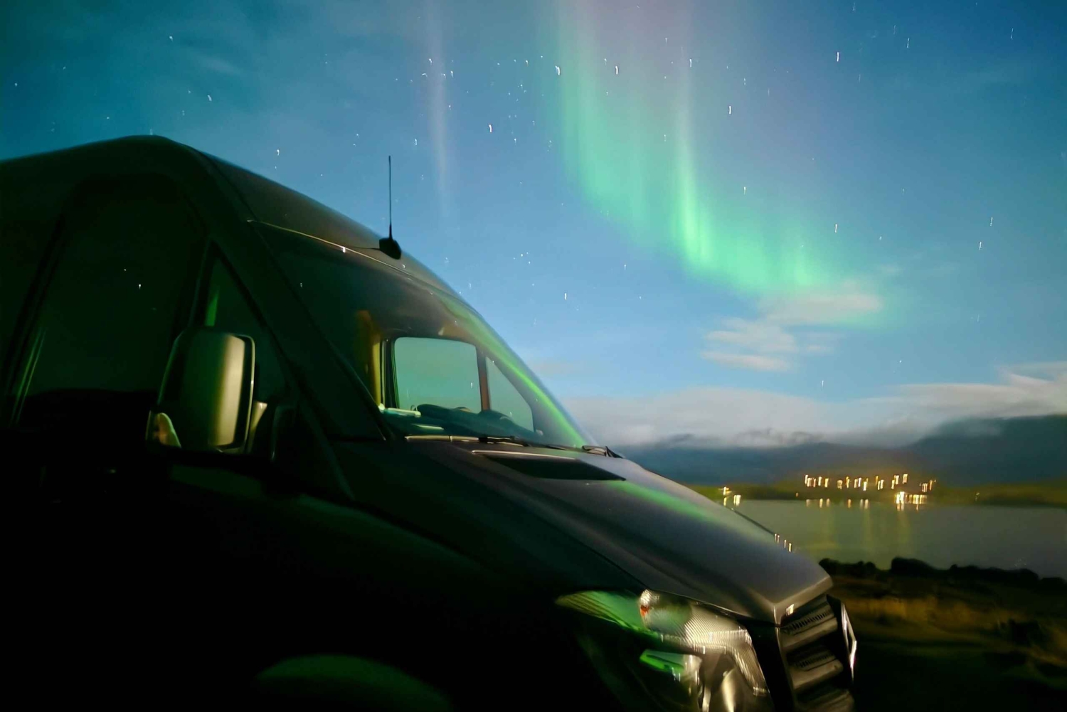 Reykjavik: aurora boreal em grupo pequeno com bebidas e presente