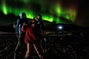 Reykjavik: aurora boreal em grupo pequeno com bebidas e presente