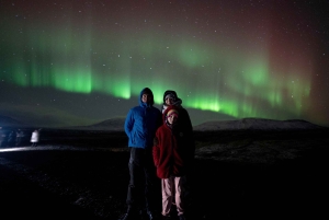 Reykjavik: aurora boreal em grupo pequeno com bebidas e presente