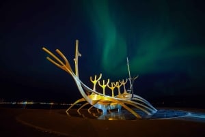Reykjavik: aurora boreal em grupo pequeno com bebidas e presente