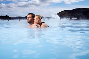 Reykjavik: Private Airport Transfer with Blue Lagoon Entry