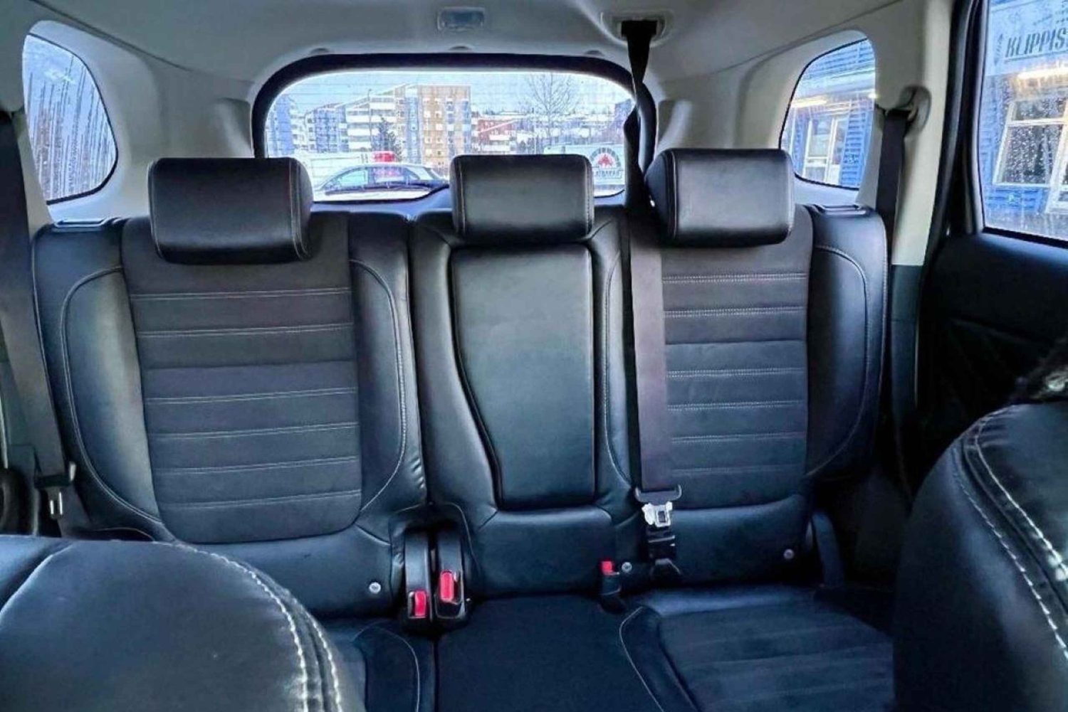 レイキャヴィーク：ケプラヴィーク空港（KEF）との間のプライベート送迎サービスをご利用いただけます