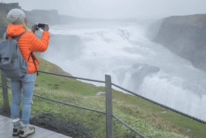 Kleine groep in het Spaans: Gouden Cirkel 7 stops vanaf Reykjavik