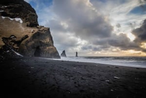 Passeio de um dia pela costa sul e pela praia de areia preta em uma van de luxo