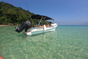 A day in Ilha Grande Snorkeling with turtles Privado