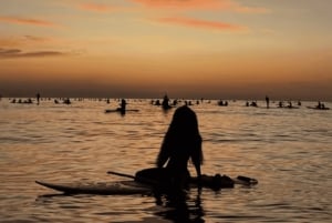 Copacabana: Group paddleboarding at sunrise with instructors. Unforgettable!