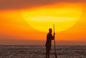 Copacabana: Group paddleboarding at sunrise with instructors. Unforgettable!