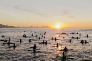 Copacabana: Group paddleboarding at sunrise with instructors. Unforgettable!