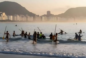 Copacabana: Group paddleboarding at sunrise with instructors. Unforgettable!