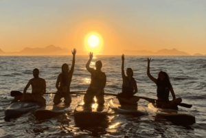 Copacabana: Group paddleboarding at sunrise with instructors. Unforgettable!
