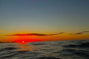 Copacabana: Group paddleboarding at sunrise with instructors. Unforgettable!