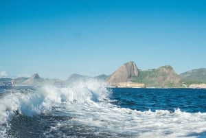 Glória: Sunset Speedboat Cruise with Drinks and Snacks