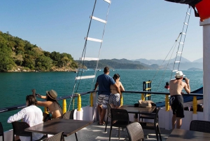 Paraty Bay: Islands & Beaches Boat Tour with Snorkeling