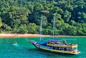 Paraty Bay: Islands & Beaches Boat Tour with Snorkeling