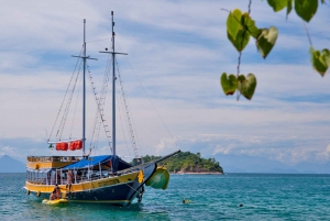 Paraty Bay: Islands & Beaches Boat Tour with Snorkeling