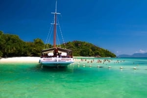 Rio: Arraial do Cabo Trip with Boat Tour with Lunch
