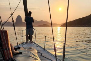 Rio de Janeiro: Guanabara Bay Sunset Sailing Tour & Drinks