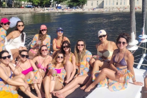 Rio de Janeiro: Private Catamaran Cruise with BBQ & Open Bar