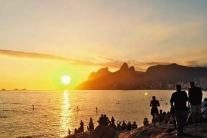 Tour Arpoador Sunset: Walk Copacabana Beach & Sunset Views