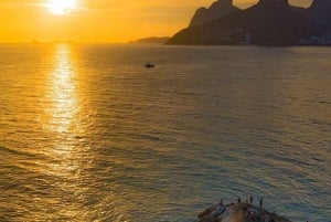 Tour Arpoador Sunset: Walk Copacabana Beach & Sunset Views