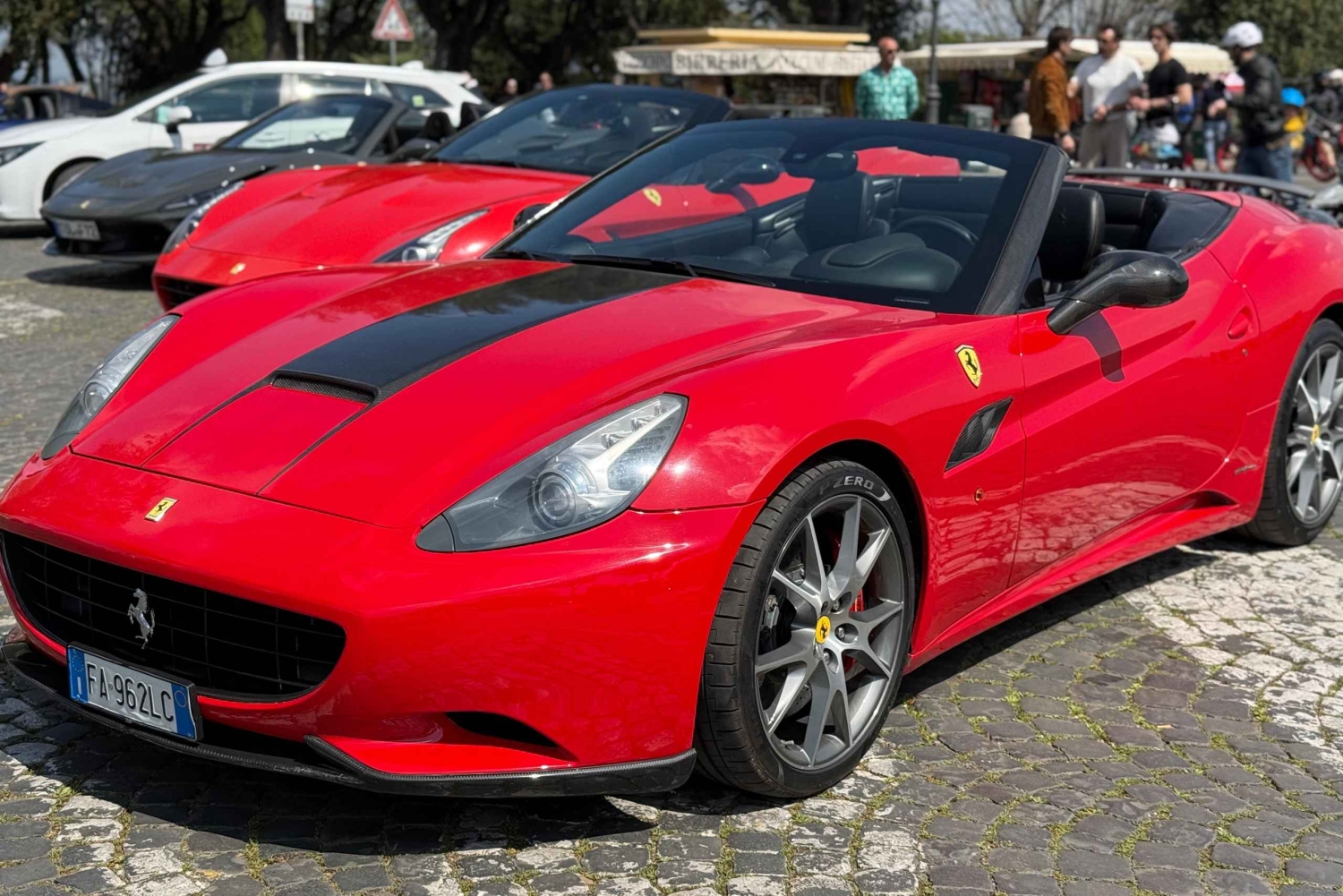 Fahre einen Ferrari California in Rom – Luxuriöse private Tour