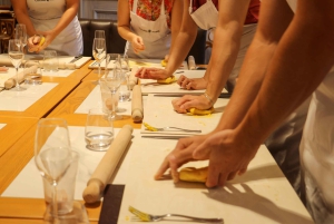 Lezione privata di pasta e tiramisù con vino illimitato