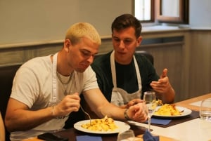 Lezione privata di pasta e tiramisù con vino illimitato