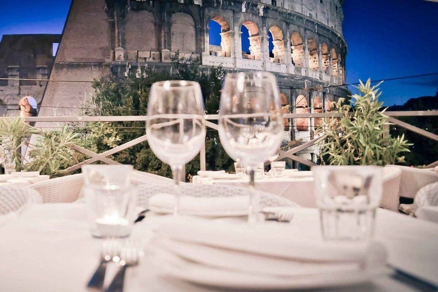 Private Rome Squares Walk & Colosseum View Dinner