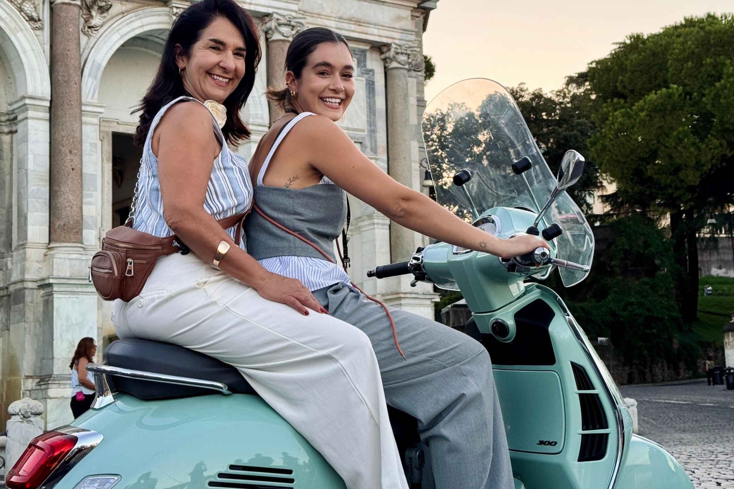 Roma: passeio de 1 hora de Vespa como passageiro com motorista local