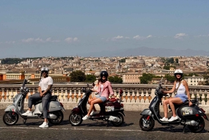 Roma: passeio de 1 hora de Vespa como passageiro com motorista local