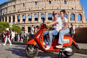 Roma: passeio de 1 hora de Vespa como passageiro com motorista local