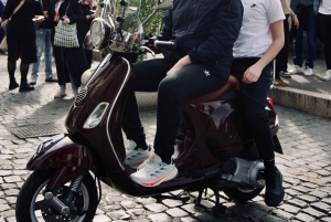 Roma: passeio de 1 hora de Vespa como passageiro com motorista local