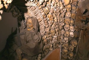 Rzym: Ekspresowa wycieczka z przewodnikiem po kryptach i katakumbach po godzinach