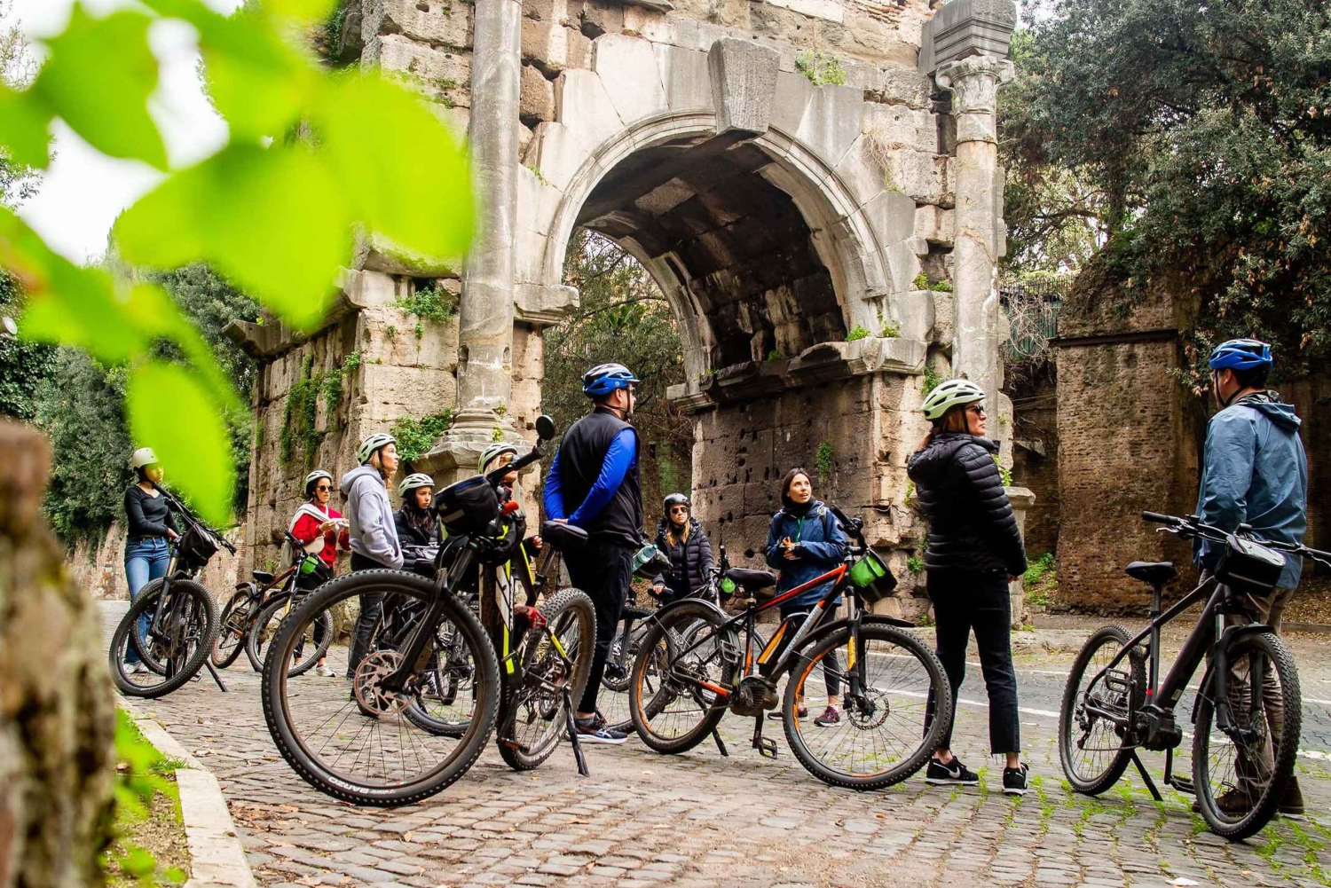 Rome : Excursion en E-Bike sur la Voie Appienne et les Aqueducs et, en option, les Catacombes