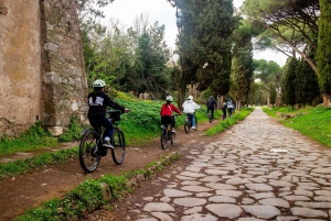 Rome : Excursion en E-Bike sur la Voie Appienne et les Aqueducs et, en option, les Catacombes