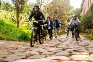 Rome : Excursion en E-Bike sur la Voie Appienne et les Aqueducs et, en option, les Catacombes