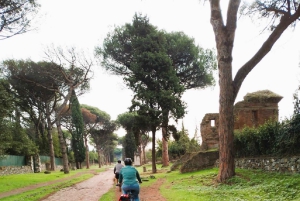Roma: Appia-veien og katakombene ved solnedgang – elsykkel-tur, mat og drikke
