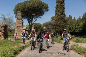 Rome : Circuit de la Voie Appienne en E-bike avec Catacombes, Aqueducs et Nourriture