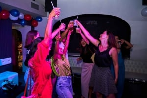 Rome : visite nocturne et tournée des bars guidée avec jeux et karaoké