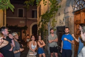 Rome : visite nocturne et tournée des bars guidée avec jeux et karaoké