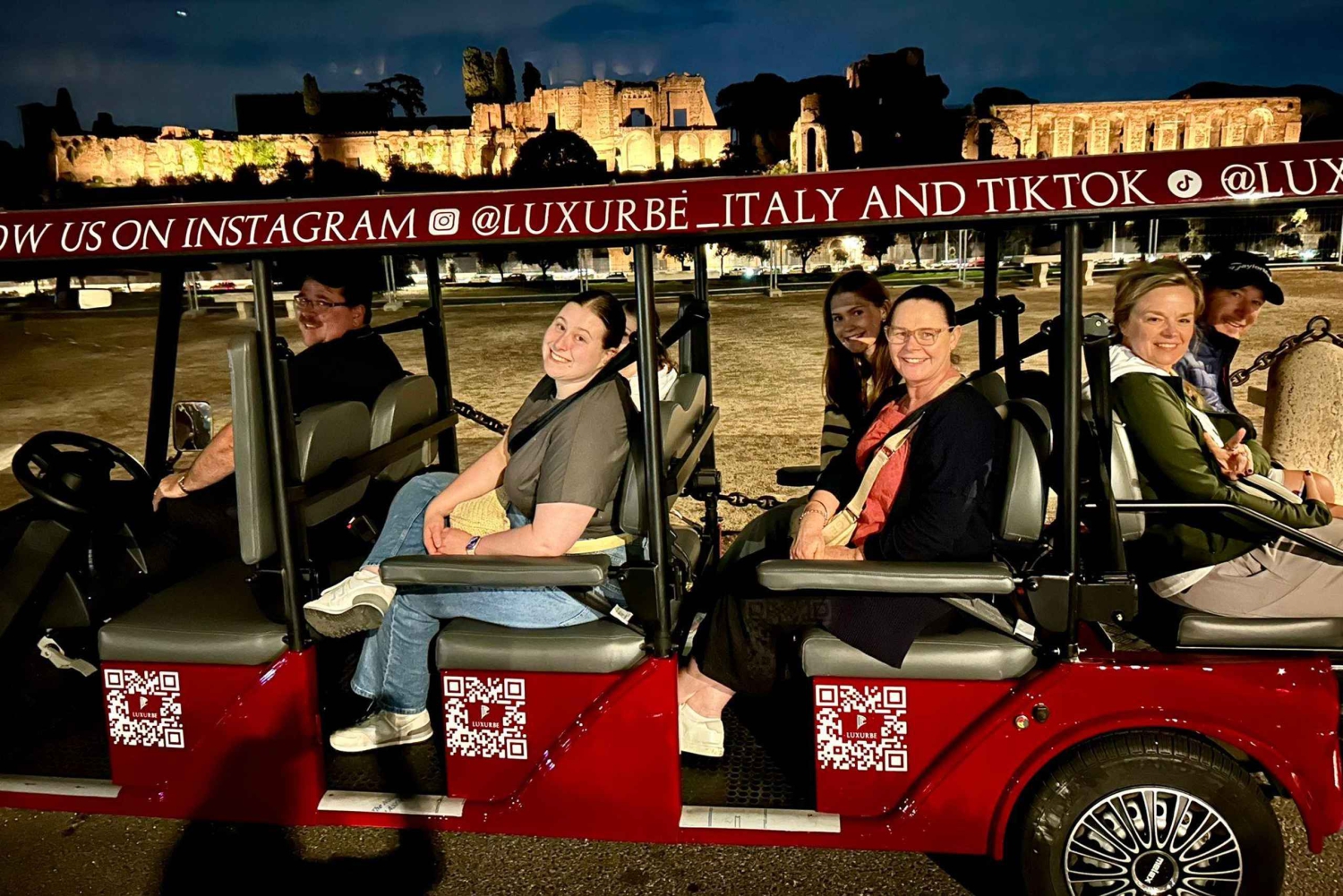 Roma: Tour della città con golf cart di notte