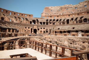 Rome : Accès aux arènes du Colisée et visite en petit groupe de la ville antique