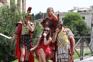 Rzym: Wycieczka po arenie Koloseum z dostępem do Forum i Palatynu