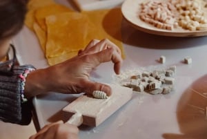 Rooma: Pizzan ja pastan kokkauskurssi viinin kera.