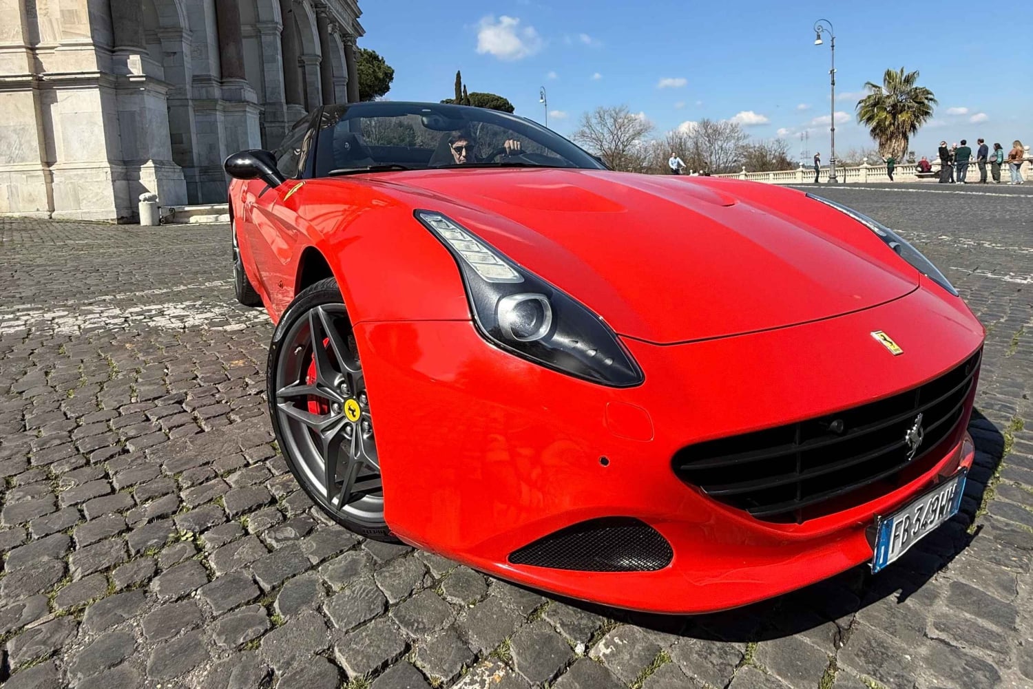 Roma: guida una Ferrari California – Tour privato di lusso