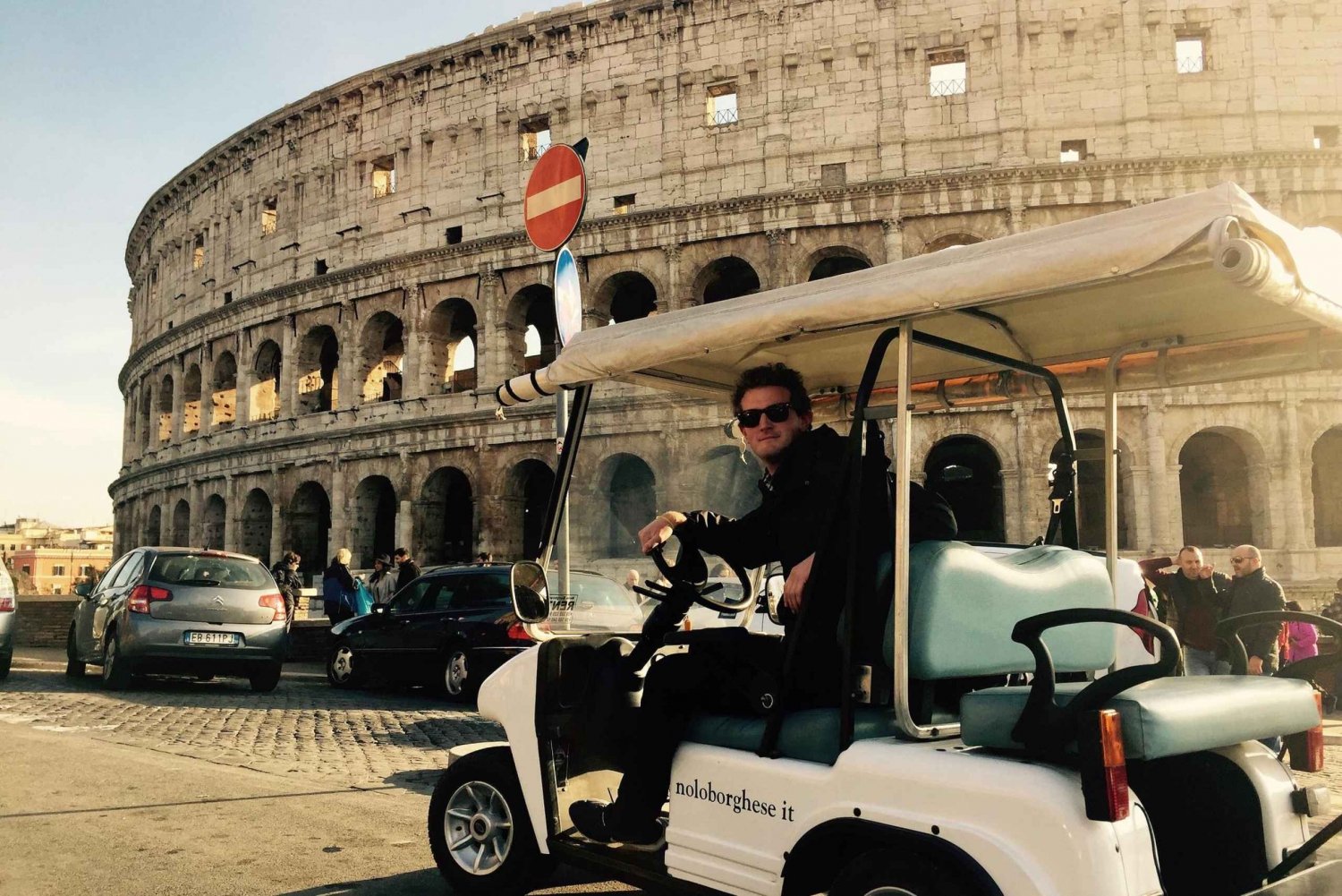 Roma: Paseo nocturno en carrito de golf con aperitivo