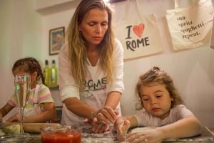 Rome Family Pizza and Tiramisu Class Near Colosseum