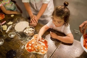 Rome Family Pizza and Tiramisu Class Near Colosseum
