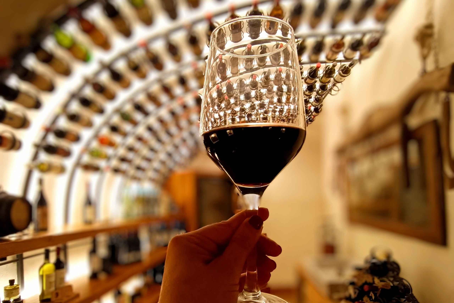 Rooman ruoan maistelu ja viinin parittaminen Trasteveressa -kokemus